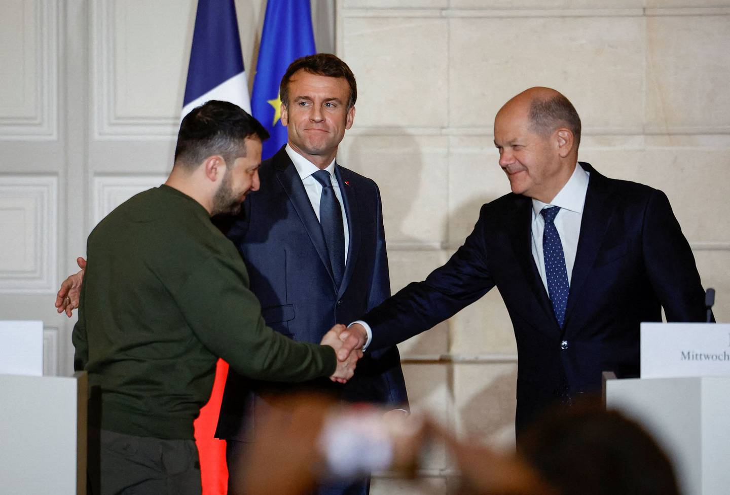 Volodymyr Zelensky møtte Tysklands kansler Olaf Scholz og Frankrikes president Emmanuel Macron i Paris onsdag kveld.