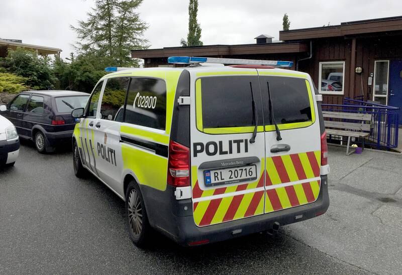 Politiet utenfor boligen på Ålgård der det lørdag ble funnet en død person. Politiet anser dødsfallet som mistenkelig. Foto: Eugen Hammer, Gjesdalbuen/NTB scanpix