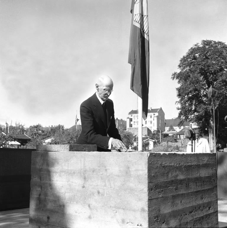 Her legger kong Haakon ned grunnsteinen til det nye Polio-bygget ved Kronprisnesse Mäthas institutt i Trondheimsveien i Oslo.
