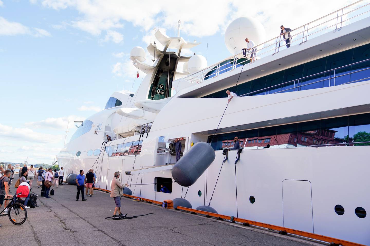 Oslo 20190716. 
Den 141 meter lange Swift 141 yachten Yas, er en av verdens dyreste yachter. Her har den ankommet Oslo havn. Yachten, som har plass til 60 gjester, eies av sheikh Hamdan bin Zayed al Nahyan og hadde en prislapp på 180 millioner dollar.
Foto: Fredrik Hagen / NTB scanpix