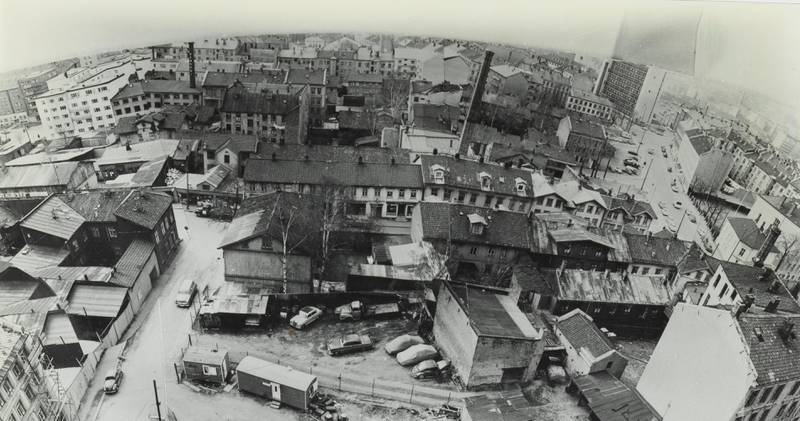 BERGSLØKKA 1970: Bebyggelsen på Bergsløkka/Sørliløkka ble erstatta av tregårder som igjen ble revet til fordel for Tøyen-senteret. Bildet er tatt fra en av blokkene. Hagegata på tvers bak i bildet, Økernveiens gamle trasé til venstre.
