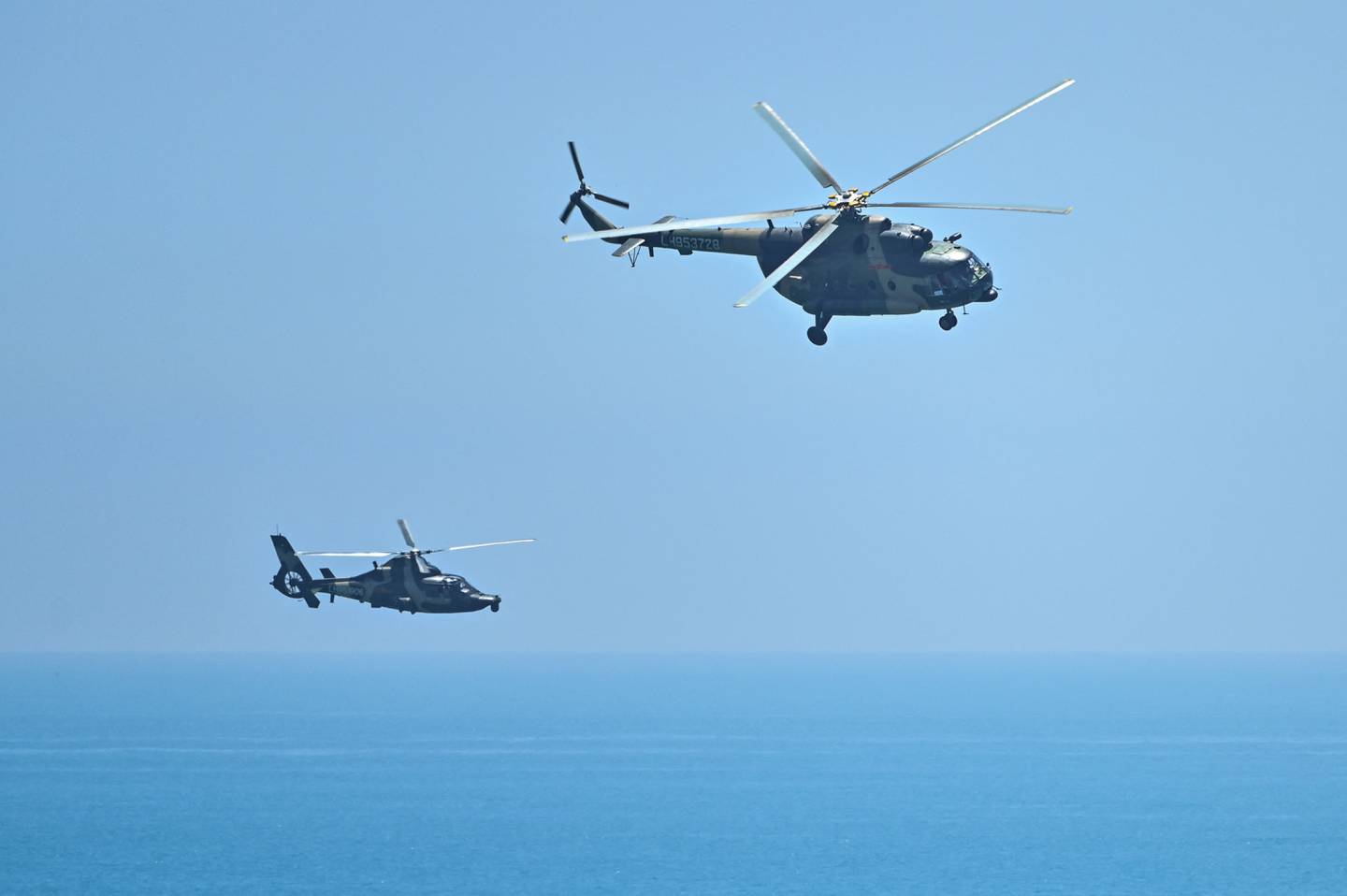 Kinesiske militærhelikoptre flyr forbi Pingtan øya, et av punktene på Fastlands-Kina som er nærmest Taiwan.