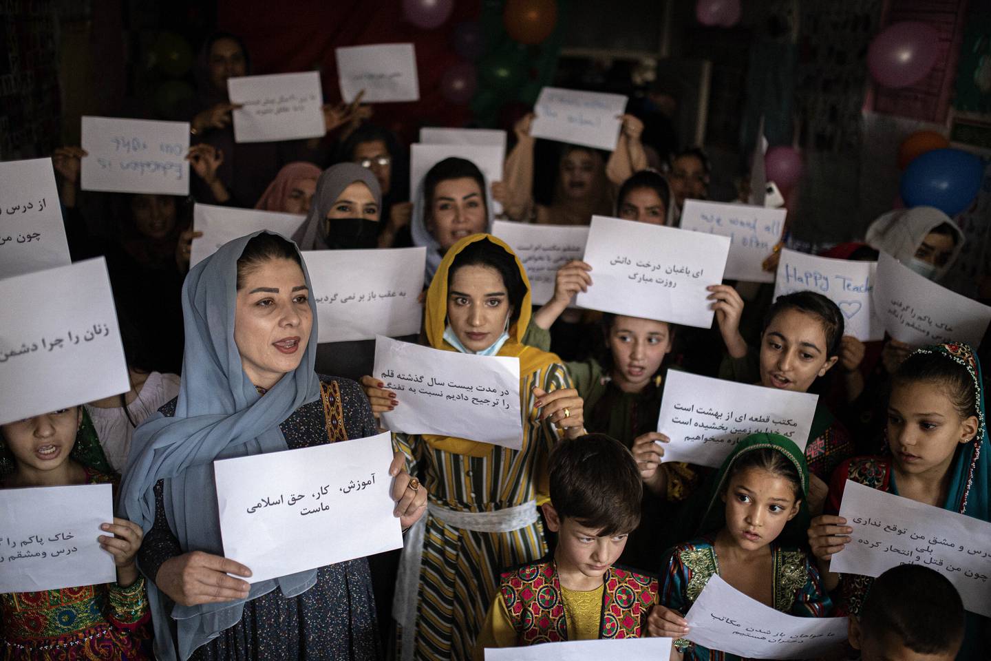 Kvinner og lærere demonstrerte i oktober i fjor for å kreve rettighetene sine og lik tilgang til utdanning for kvinner og jenter.