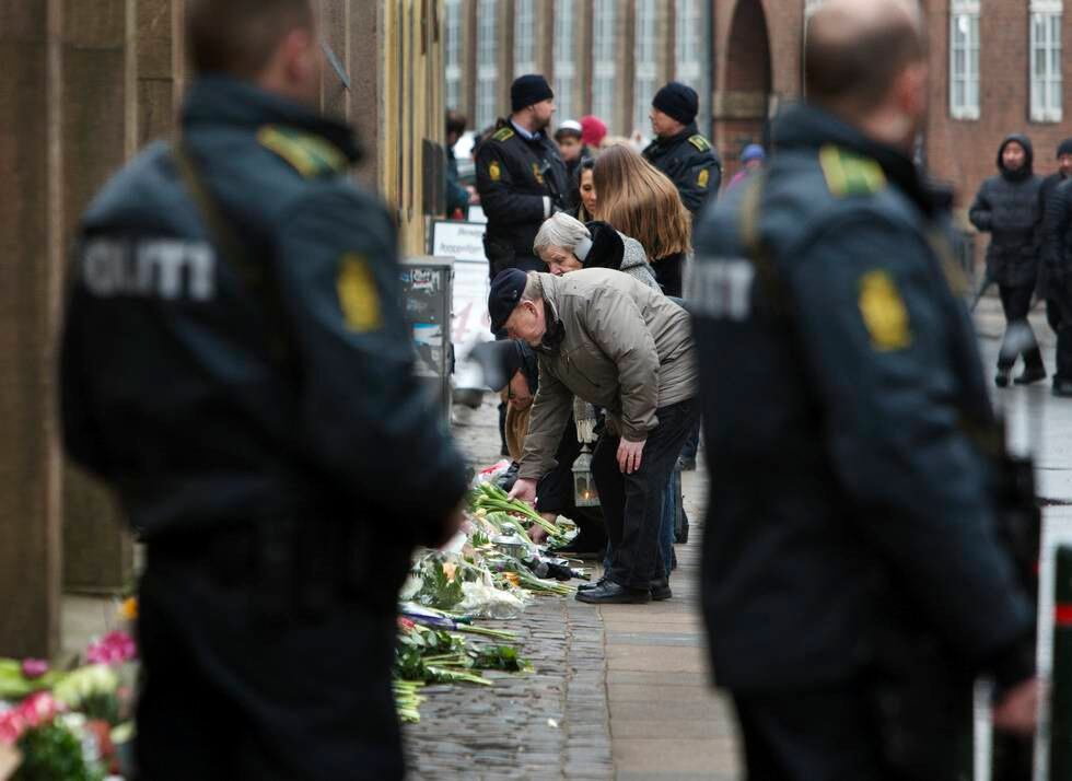 KØBENHAVN, DANMARK 20150215.
Köpenhamnare stannar till och lämnar blommor utanför synagogan i Köpenhamn på söndagen. En vakt dödades och två poliser skottskadades vid attacken mot synagogan natten till söndagen. Polisen sköt senare en misstänkt gärningsman till döds i en skottväxling. Två personer har dödats och fem poliser skadats i två skottlossningar i Köpenhamn under lördagen och söndagen. Lars Vilks deltog i ett seminarium där den första attacken utfördes. 

Foto: Ola Torkelsson / TT / NTB