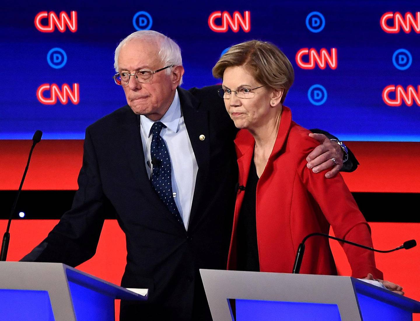 samme side: Vermont-senator Bernie Sanders (t.v.) og Massachusetts-senator Elizabeth Warren ses som de to mest progressive av de demokratiske håpefulle. Her er de to under den andre debattrunden, som ble holdt i juli. FOTO: NTB SCANPIX