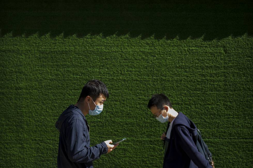 Kina avviser opplysninger i en amerikansk etterretningsrapport, om at tre ansatte ved et mye omtalt laboratorium i Wuhan, ble innlagt på sykehus med covid-19-symptomer flere uker før koronaviruset ble påvist. Foto: AP / NTB