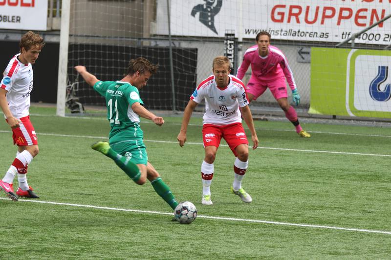 FFK restartet oppkjøringen til årets sesong i Postnordligaen med 1-0 hjemme mot Kvik Halden. Stian Stray Molde forsøker her å demme opp mot en Kvik-avslutning.
