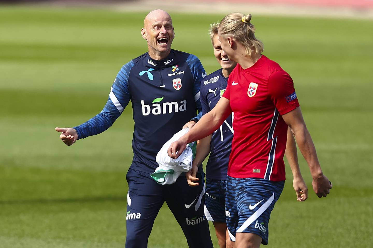 Ståle Solbakken sammen med landslagets største profiler, Martin Ødegaard og Erling Braut Haaland