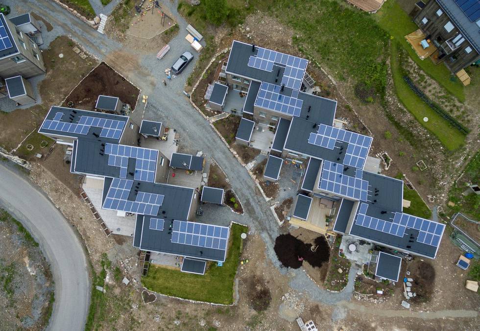 Stadig flere tar i bruk sola til mer enn soling. Slik ser det ut i Hurdal, hvor solcellepaneler er normen på husene i økolandsbyen der. FOTO: TORE MEEK/NTB SCANPIX