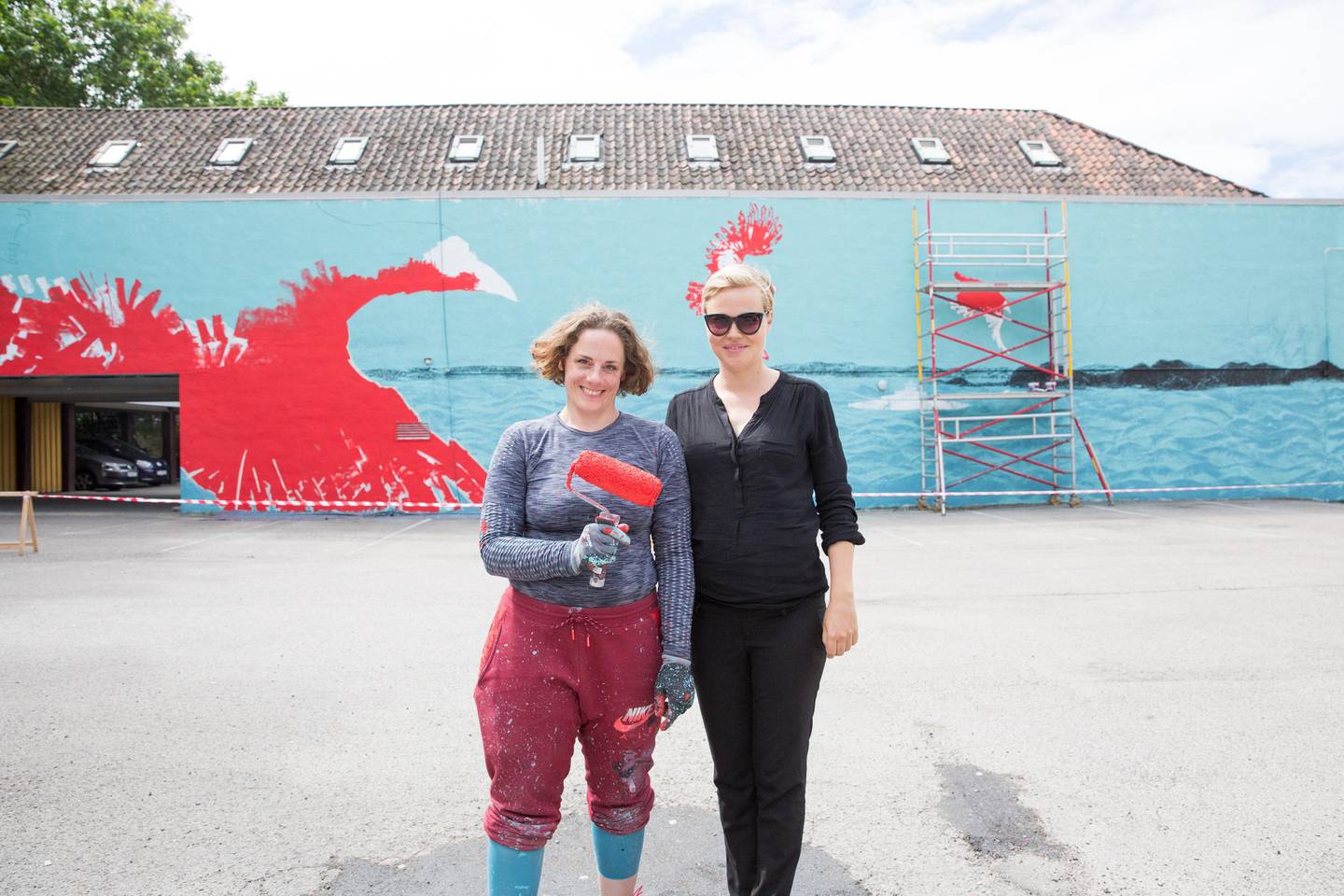 Sandra Lockertsen (til venstre) og Kaja Olsen. Veggkunstprosjekt.