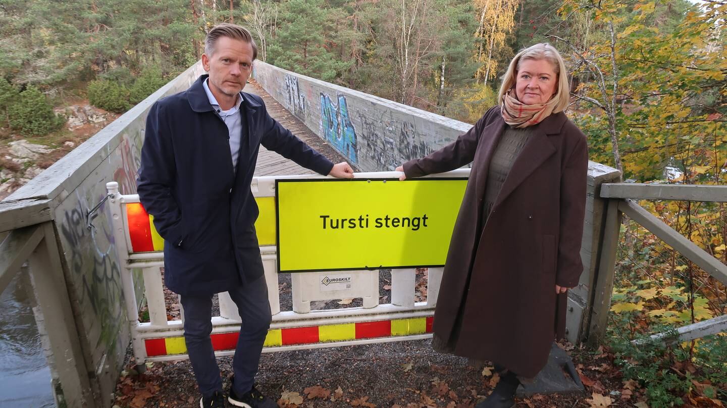 Tage Pettersen og Sissel Rundblad fra Høyre står foran en stengt bru, med sperring foran