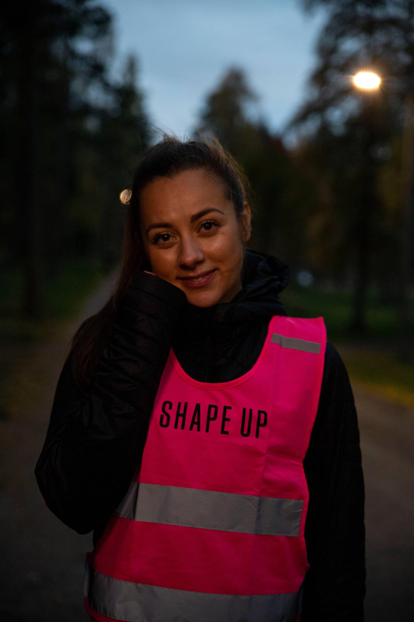 Hanna Sundquist er redaksjonssjef i magasinet ShapeUp. Hun synes det er leit at så mange jenter synes det er skummelt å trene utendørs når mørket har lagt seg. Men, hun synes ikke at tallene er overraskende og flytter selv treningen inn.