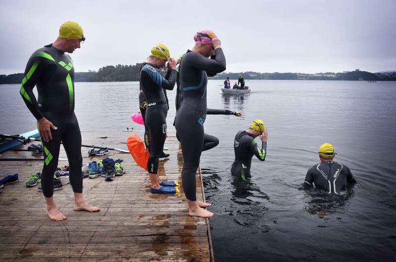 Svømmere fra Roma Svømmeklubb gjør seg klar til en treningsøkt i Stokkavatnet. Foto: Kjersti Riiber
