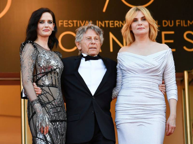 Roman Polanski på den røde løperen i Cannes flankert av sine to franske skuespillere Eva Green (til venstre) og Emmanuelle Seigner, som begge har hovedroller i hans nye film «Based On A True Story».