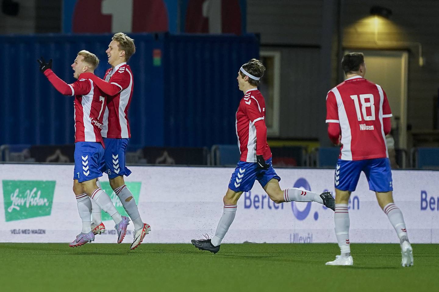 Henrik Kristiansen (nr.7) gir Lyn ledelsen 2-0 under den første opprykksfinalen mot Hødd.