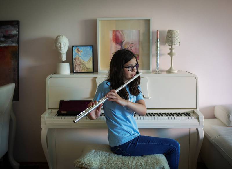 Aulona Gashi øver på tverrfløyte hjemme i stua på Carl Berner. Hun synes det er morsommere å øve når hun kan låta fra før.