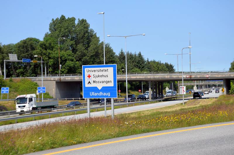 Køene strekker seg fra tunnelinnkjøringen, forbi Åsen og ned mot Saxemarka, også på dagtid.
