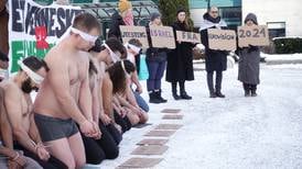 Demonstrerer for tredje uke på rad: – NRK må lytte til folket
