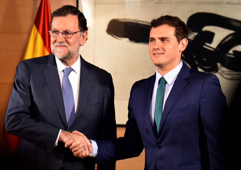 Fungerende statsminister Mariano Rajoy fra PP med Albert Rivera fra Ciudadanos i forrige uke. En mulig avtale mellom de to partiene diskuteres.
