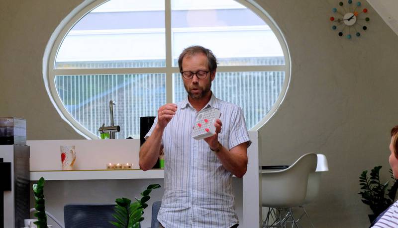 PERSPEKTIV: Gründer Bjørnar Bjelland står bak en lagringsboks som langtidsbeskytter frosne plantearter.