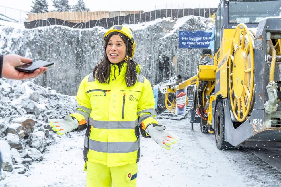 Startskuddet for byggingen av ny vannforsyning til Oslo ble markert i vinter på Huseby. Byråd for miljø- og samferdsel Lan Marie Berg trykket på knappen som avfyrte den første tunnelsalven i prosjektet. Nå, få måneder seinere, er det kjent at prosjektet blir 40 prosent dyrere enn først anslått.