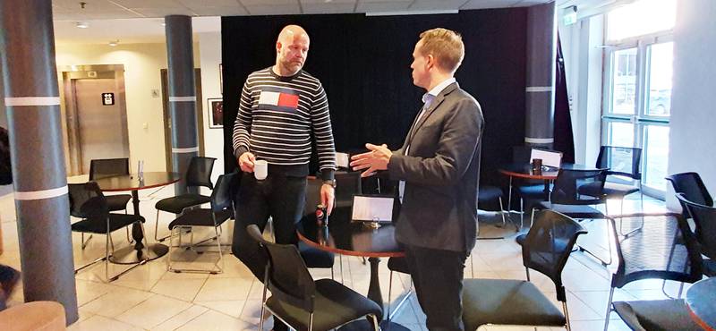 Knut Harald Pleym ved Drammen scener diskuterer koronasituasjonen med leder Mads Hilden for hovedutvalget for kultur, idrett og frivillighet.