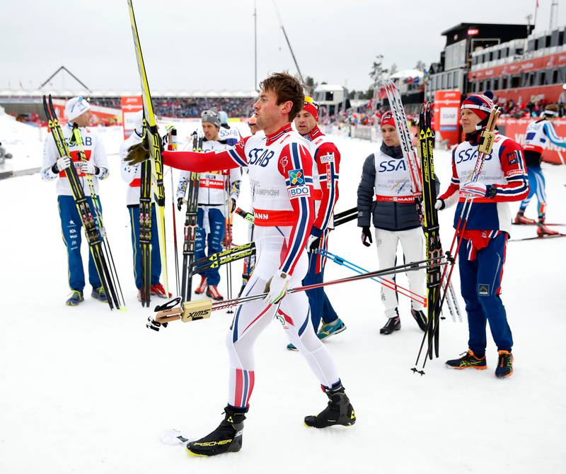 Petter Northug defilerer etter at han avgjorde sin femte VM-stafett på rad i Falun i 2015.