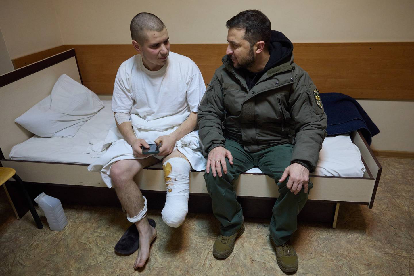Både soldater og sivile har gjennomgått enorme ofre og lidelser dette året. President Volodymyr Zelenskyj møtte en såret ukrainsk soldat på et sykehus i Kharkiv-regionen 6. desember. Bildet er tatt av pressetjenesten ved presidentkontoret.