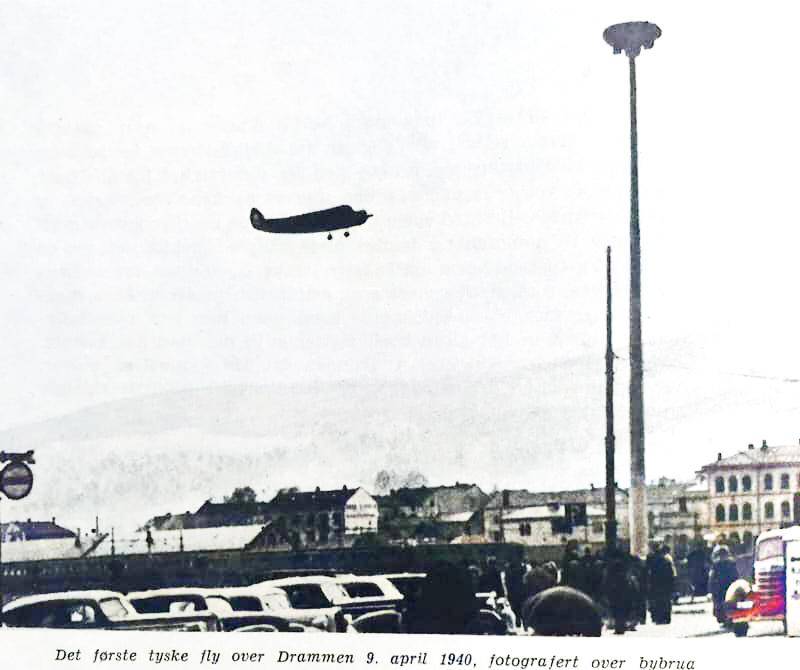Det første tyske fly over Drammen 9. april 1940 fotografert over Bybrua.