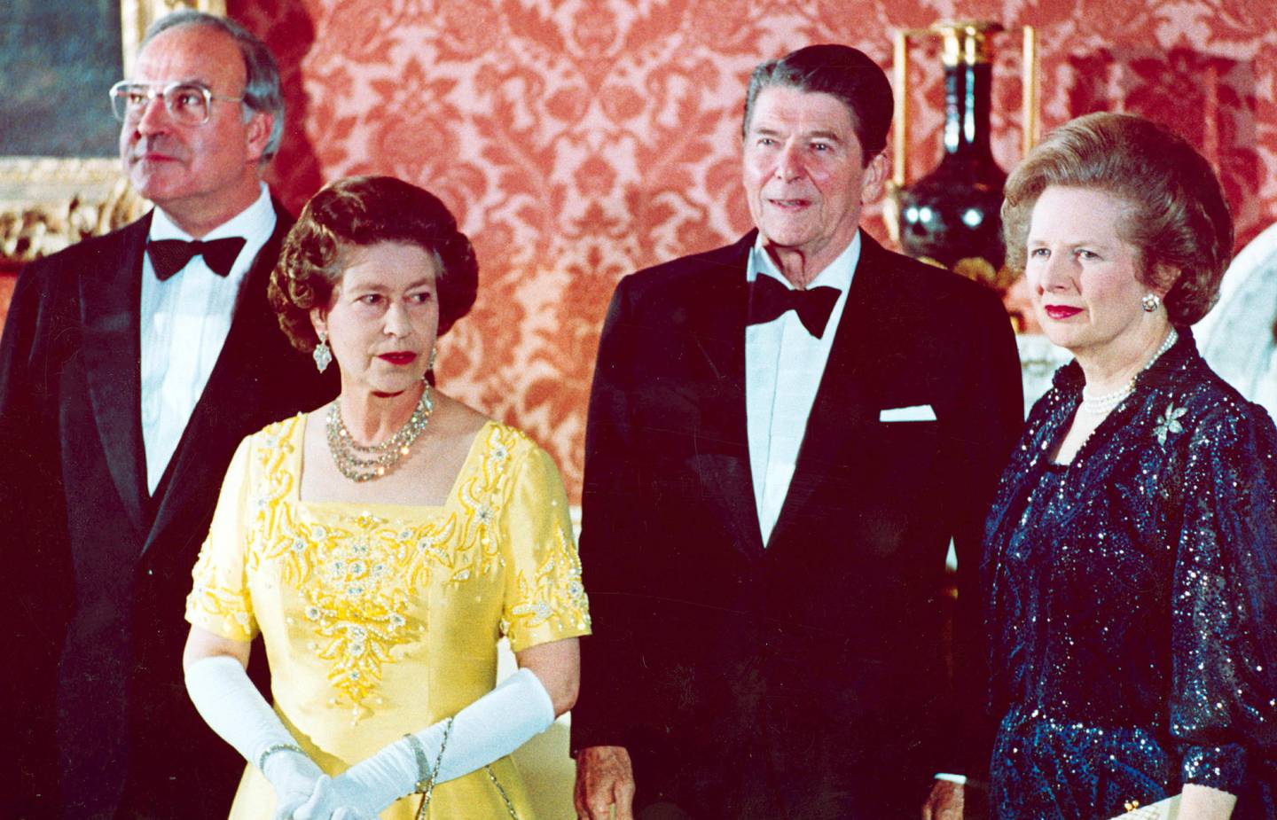 Dronning Elizabeth (i gult) sammen med  f.v: Vest-Tysklands kansler Helmut Kohl, USAs president Ronald Reagan og Storbritannias statsminister Margaret Thatcher i 1984.