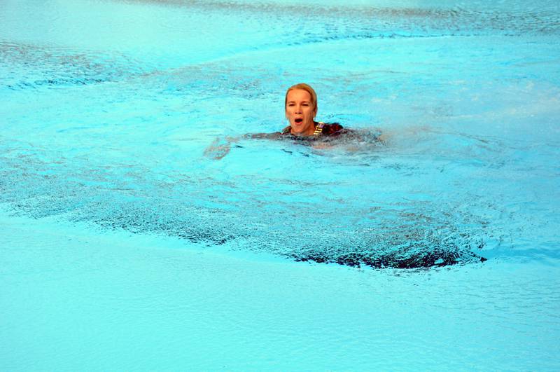 Dersom ingen har sniksvømt før åpningen er dette den første svømmeturen på Gamlingen. Foto: Bengt Enersgård