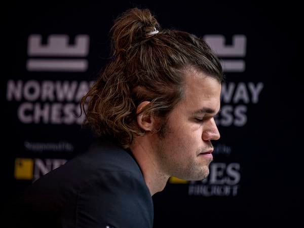 Frustrert Carlsen rev seg i håret – leder likevel VM før avslutningsdagen