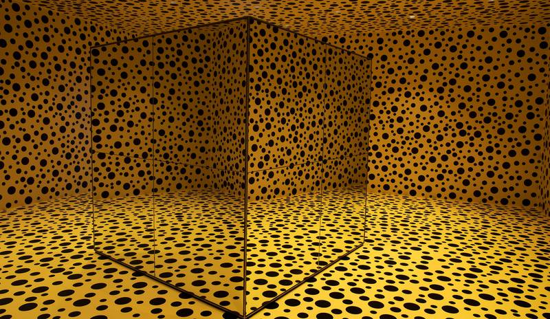 Gjennombruddsverket «Speilrom – Gresskar» er en kopi av installasjonen hun viste i den japanske paviljongen på Venezia-biennalen i 1993.