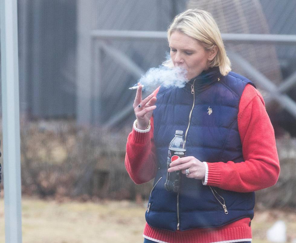 Folkehelseminister Sylvi Listhaug gir fullstendig blaffen. Hun oppfordrer folk til å «røyke, drikke og spise så mye rødt kjøtt de bare vil», skriver Lan Marie Berg. Foto: Heiko Junge/NTB scanpix