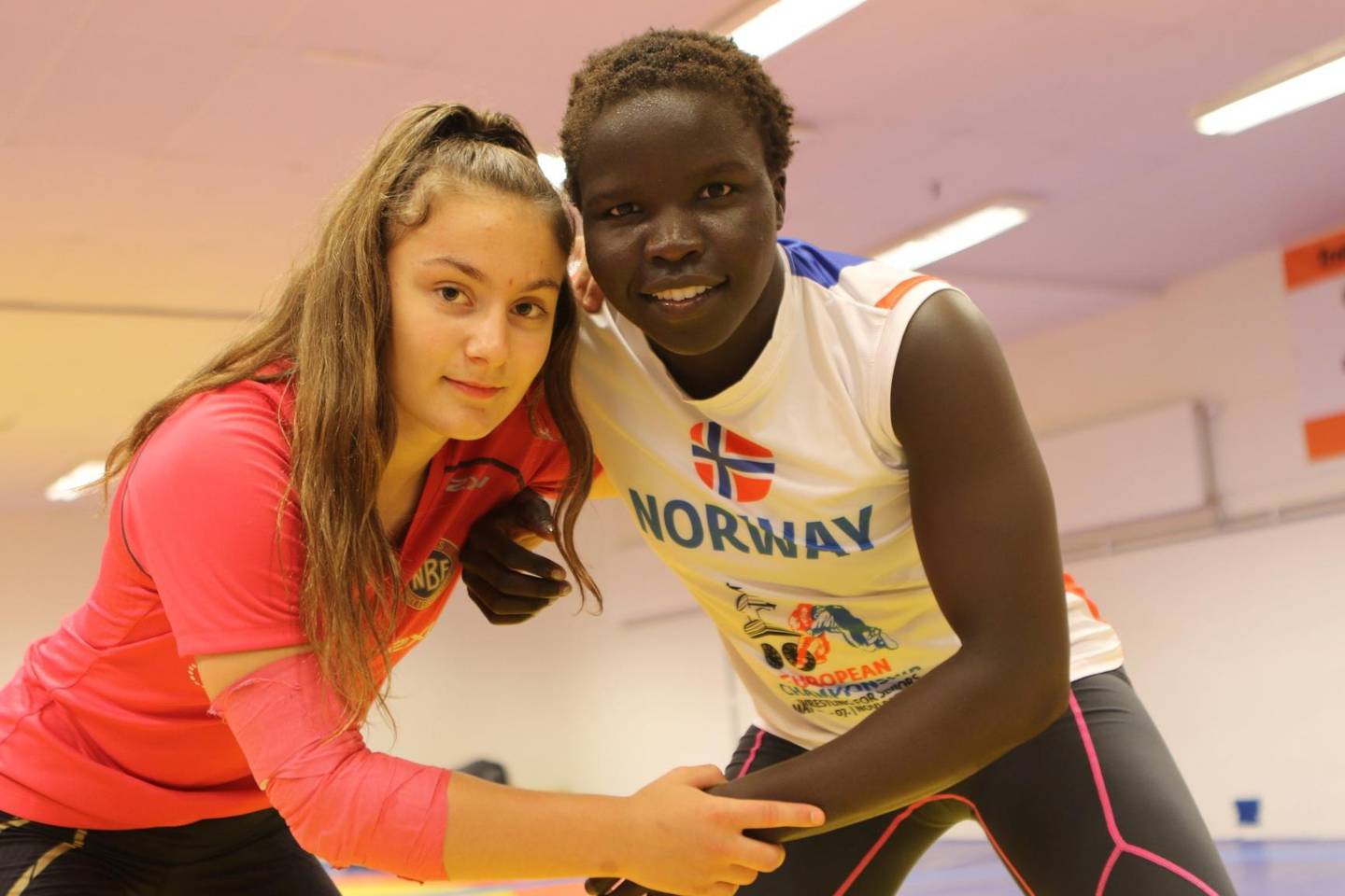 Othelie Høie(16) og Grace Bullen (22) jakter på nye medaljer og mesterskapspaller. Her i vennskapelig positur.