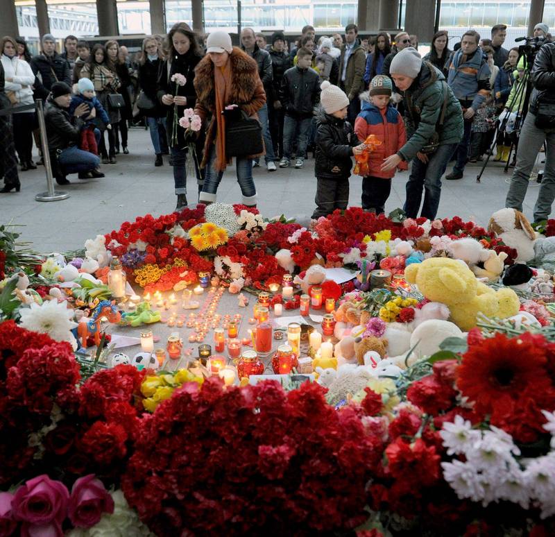 Med blomster og lys minnes de døde på flyplassen i St. Petersburg i går. FOTO: NTB SCANPIX