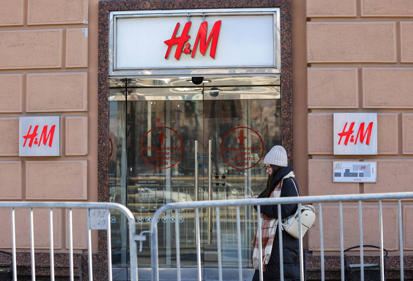 En rekke internasjonale bedrifter og forretninger har stengt sine virksomheter i Russland de siste dagene. Her en stengt H&M-butikk i Moskva.