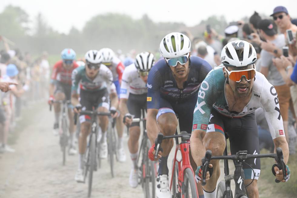 Tre ryttere i Tour de France-feltet måtte bryte etter onsdagens brosteinsetappe. Foto: Bernard Papon / AP / NTB)