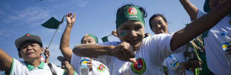Militæret har et eget parti, USDP, som også har sine tilhengere. Her fra valgmøte onsdag. FOTO: NTB SCANPIX