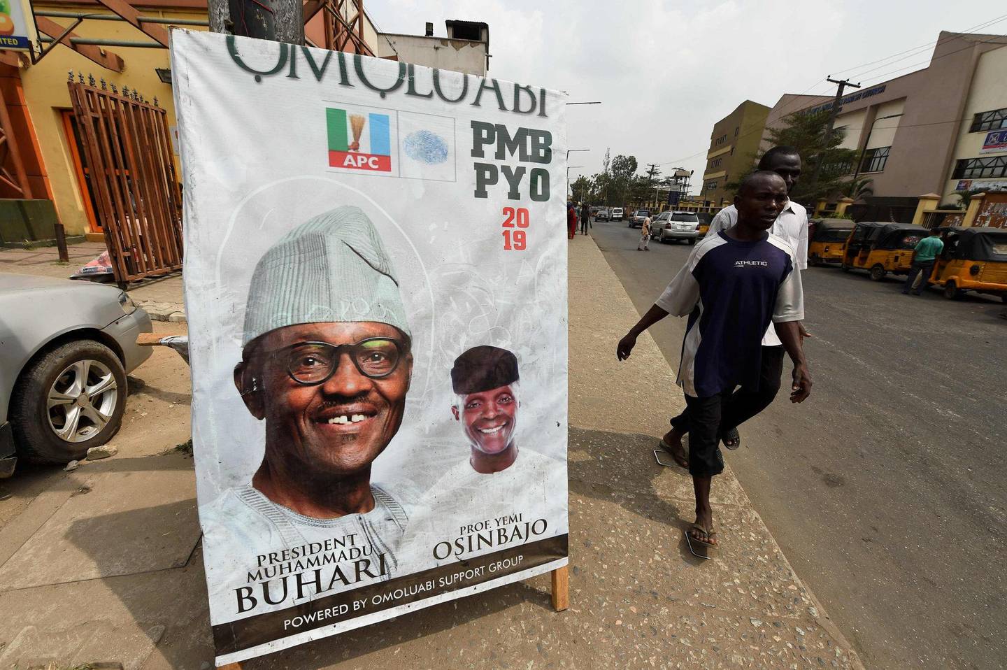 VALG: Plakater av president Muhammadu Buhari er i gatebildet i Lagos foran valget i februar. FOTO: NTB SCANPIX