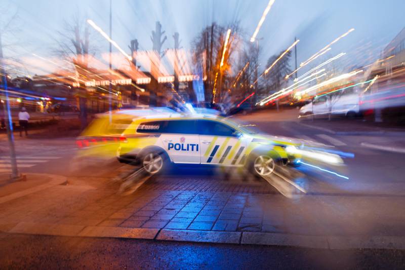 SKI  20161213.
Politiet i arbeid. Politibil med blålys i fart. NB! Modellklarert til redaksjonell bruk. 
Foto: Heiko Junge / NTB scanpix