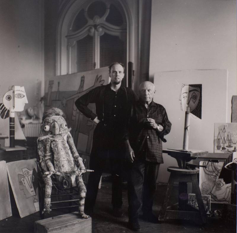 Carl Nesjar var en pioner som fotokunstner. Her har han fotografert seg selv sammen med Picasso.