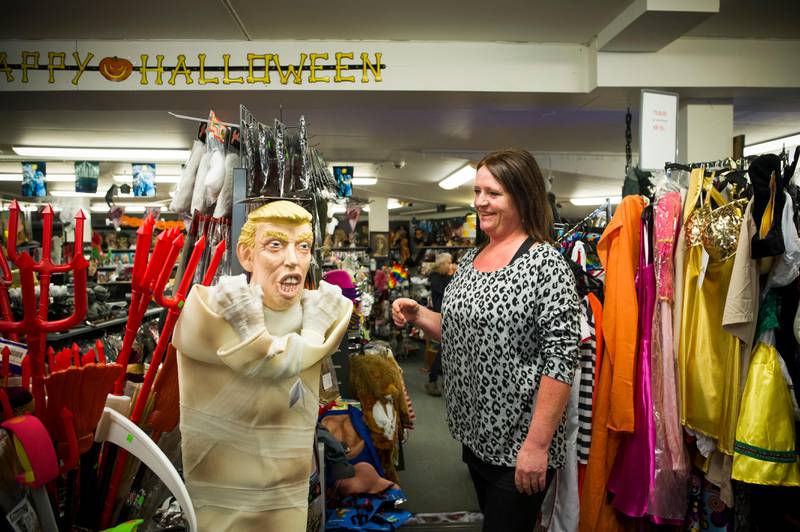 Birkemo selger mest masker med skumle klovner og Donald Trump før årets Halloween. 

På bildet er butikkmedarbeider Grethe Johansen i Birkemo.