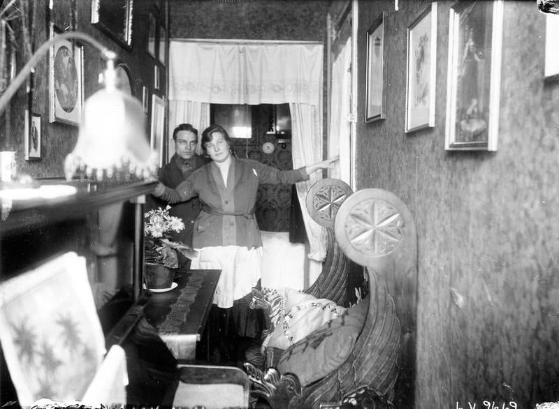 DET RIVERTZSKE KOMPLEKS: Ca. 1920–1929. Ettromsleilighet med bebodd gang. FOTO: NANNA BROCH/NORSK FOLKEMUSEUM