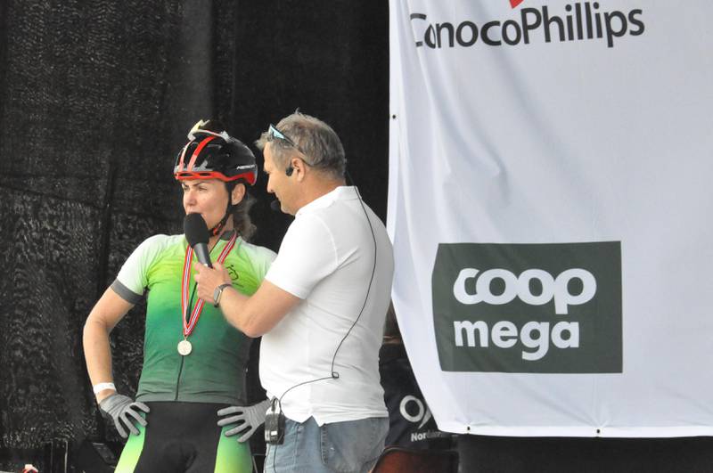 Tidligere proffsyklist Gunn-Rita Dahle Flesjå blir intervjuet etter å ha passert målstreken. FOTO: KRISTOFFER KNUTSEN