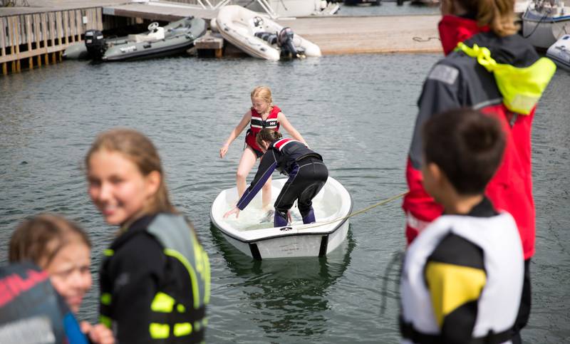 Moss Seilforening har rundt 650 medlemmer, hvorav mange er barn. For tida holder de på med årets sommerskole ved Søly. En utvidelse av Moss havn vil begrense dagens tilbud.