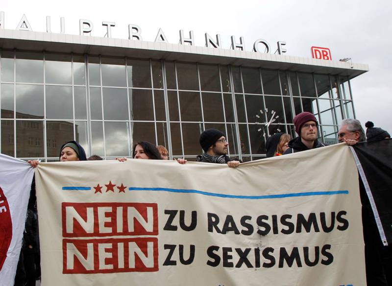 Nei til rasisme, nei til sexisme, skrev demonstranter på plakaten under en demonstrasjon i Köln. Overgrepssaken er blitt en svært omfattende sak i Tyskland og vekker sterke reaksjoner. FOTO: HERMANN J. KIPPERTZ/NTB SCANPIX