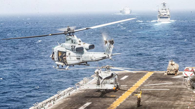 tar av: Et helikopter tar av fra det amerikanske marinefartøyet USS Boxer i Hormuzstredet torsdag. USA hevder skipet har «ødelagt» en iransk drone, noe Iran avviser. FOTO: DALTON SWANBECK/NTB SCANPIX