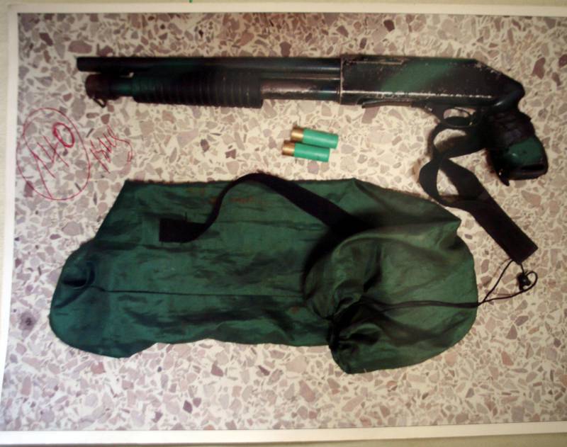 Avfotografering av et bilde som skal vise våpenet sjåfør Abedi Kasango ble drept med. Bildet ble fremlagt som bevis under rettssaken mot de to nordmennene. FOTO: VEGAR K VATN/NTB SCANPIX