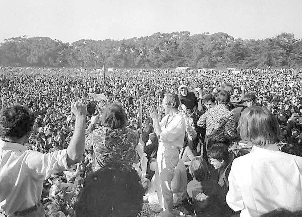 Timothy Leary holder en av sine syrehappenings for 15.000 frammøtte i San Francisco i 1967. Høydepunktet for hippiekultur og psykedeliakunsten.  FOTO: NTB SCANPIX